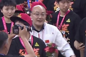 四川女籃奪冠慶祝時 這個把韓旭拍“生氣”的工作人員是誰？